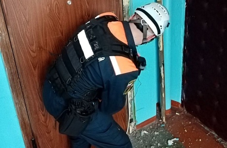 Спасатели обеспечили полицейским доступ в квартиру